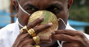 El hombre que se compró un tapabocas de oro macizo